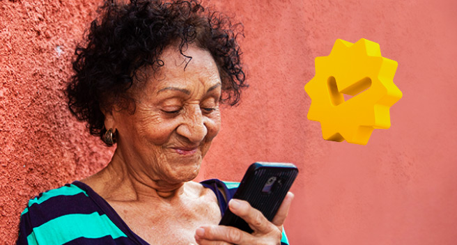 Mulher sorrindo contratando o empréstimo consignado pelo celular